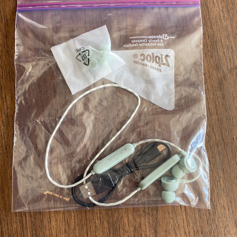 NWOT heyday Bluetooth ear buds